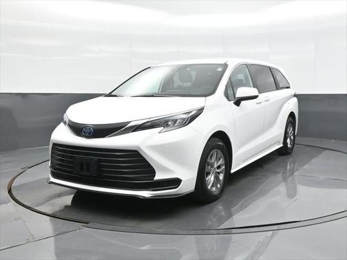 2025 Toyota Sienna LE