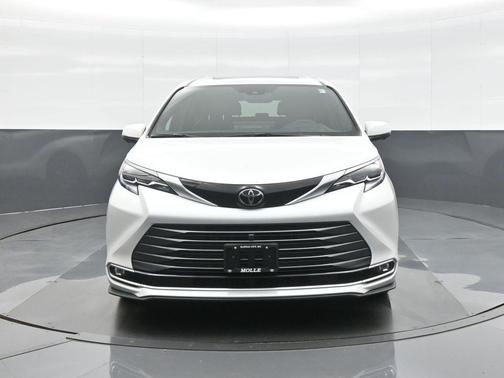 Pearl 2026 Toyota Sienna Platinum