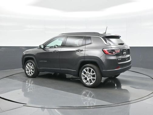 Granite Crystal Metallic Clearcoat 2023 Jeep Compass Latitude Lux