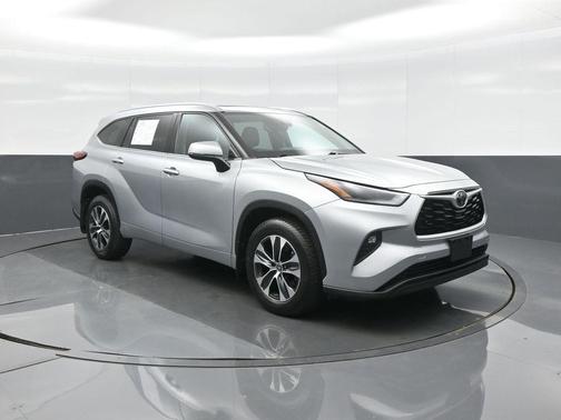 Celestial Silver Metallic 2021 Toyota Highlander XLE