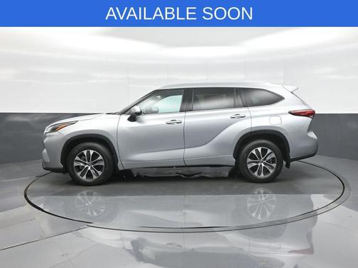 Celestial Silver Metallic 2021 Toyota Highlander XLE