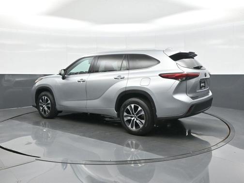Celestial Silver Metallic 2021 Toyota Highlander XLE