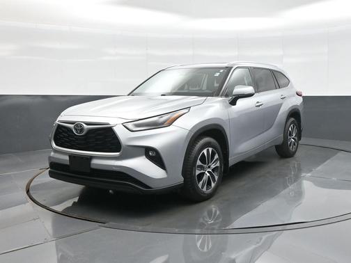 Celestial Silver Metallic 2021 Toyota Highlander XLE