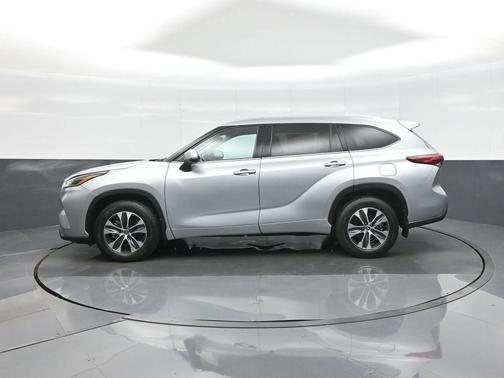 Celestial Silver Metallic 2021 Toyota Highlander XLE