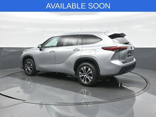 Celestial Silver Metallic 2021 Toyota Highlander XLE