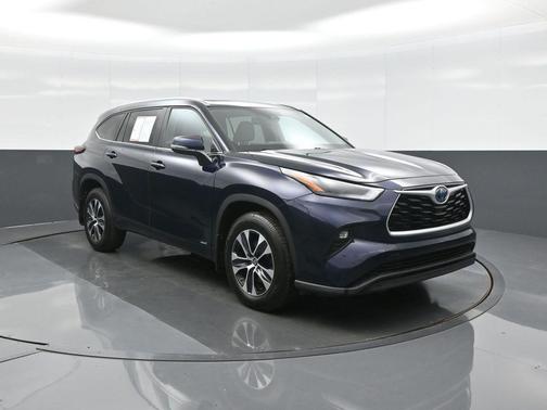 Gray 2024 Toyota Highlander Hybrid XLE