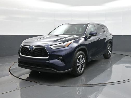 Gray 2024 Toyota Highlander Hybrid XLE