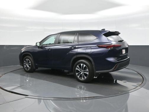 Gray 2024 Toyota Highlander Hybrid XLE