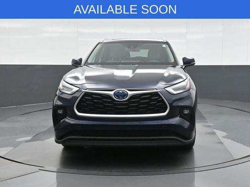 Gray 2024 Toyota Highlander Hybrid XLE