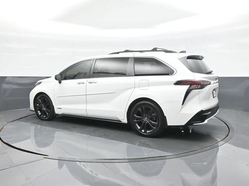 Super White 2021 Toyota Sienna XSE 7 Passenger