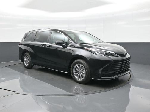 Midnight Black Metallic 2026 Toyota Sienna LE