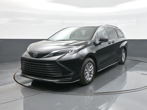 Midnight Black Metallic 2026 Toyota Sienna LE