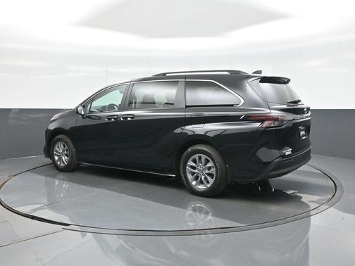 Midnight Black Metallic 2026 Toyota Sienna LE
