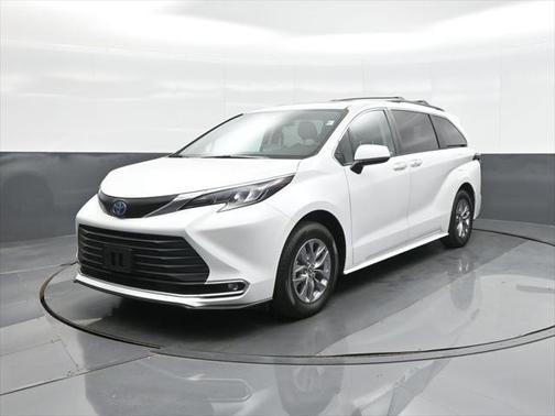 2024 Toyota Sienna XLE 8 Passenger