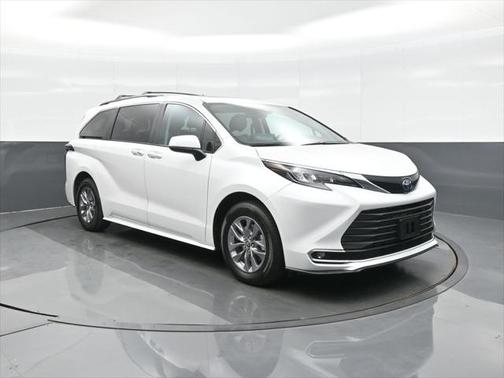 2024 Toyota Sienna XLE 8 Passenger