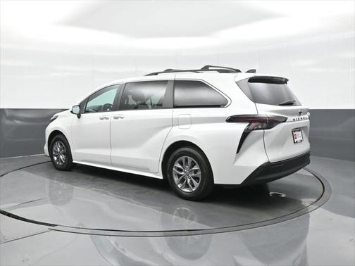 2024 Toyota Sienna XLE 8 Passenger