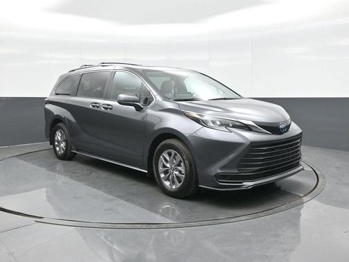 2025 Toyota Sienna LE