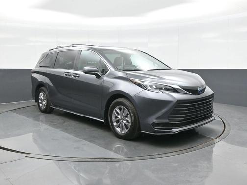 2025 Toyota Sienna LE