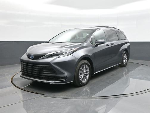 2025 Toyota Sienna LE