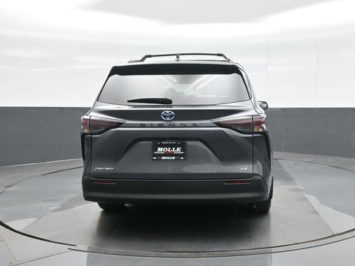 2025 Toyota Sienna LE