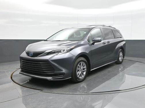 2025 Toyota Sienna LE
