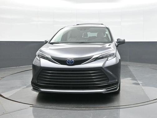 2025 Toyota Sienna LE
