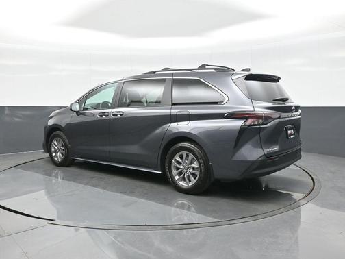 2025 Toyota Sienna LE