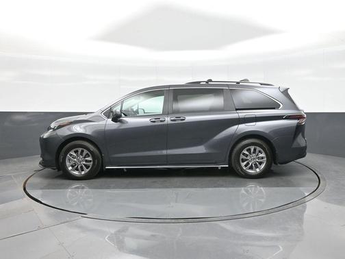 2025 Toyota Sienna LE