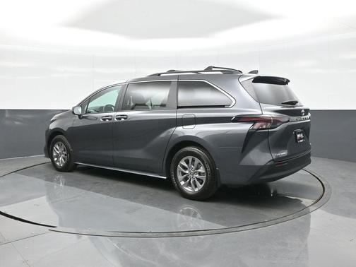 2025 Toyota Sienna LE