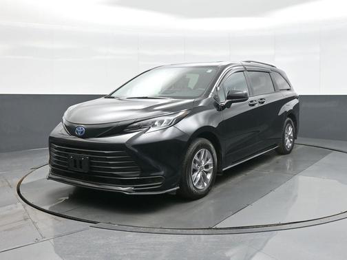 2025 Toyota Sienna LE