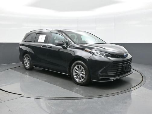 2025 Toyota Sienna LE