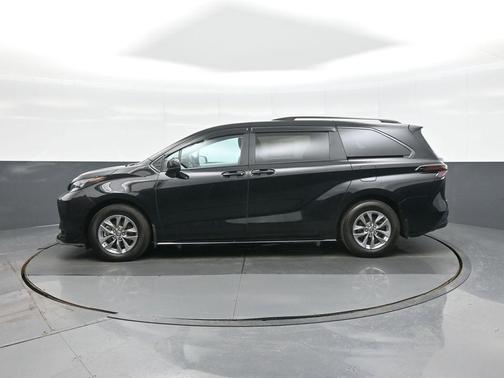 2025 Toyota Sienna LE