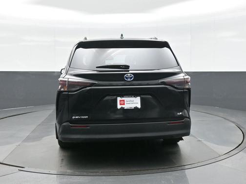 2025 Toyota Sienna LE