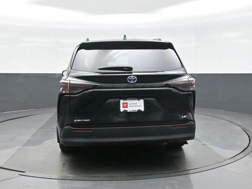 2025 Toyota Sienna LE