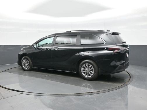 2025 Toyota Sienna LE