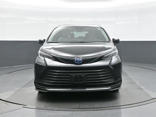 2025 Toyota Sienna LE