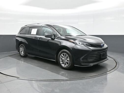 2025 Toyota Sienna LE