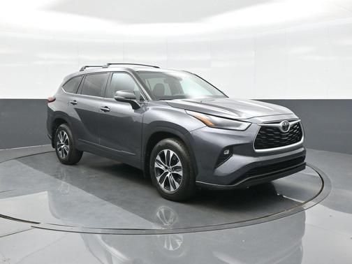 Magnetic Gray Metallic 2023 Toyota Highlander XLE