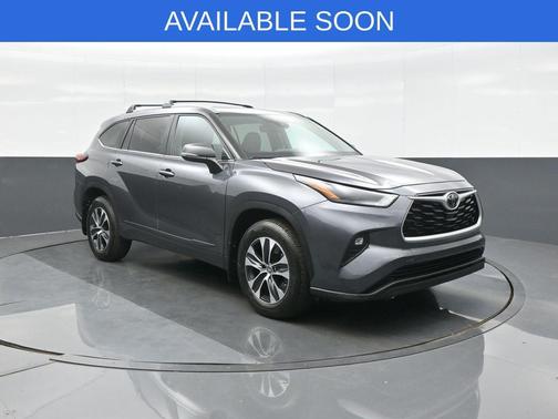 Magnetic Gray Metallic 2023 Toyota Highlander XLE