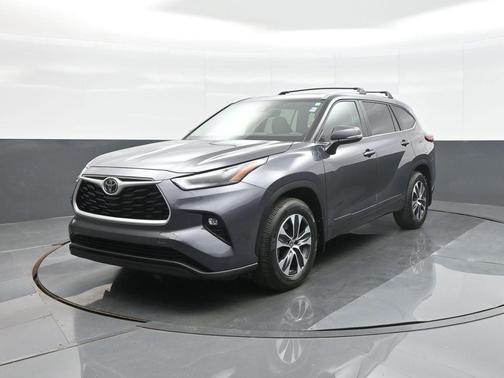 Magnetic Gray Metallic 2023 Toyota Highlander XLE