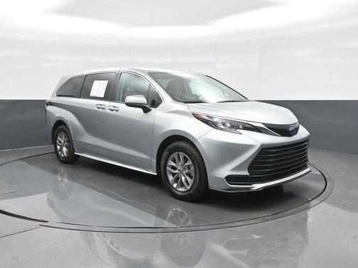 2024 Toyota Sienna LE