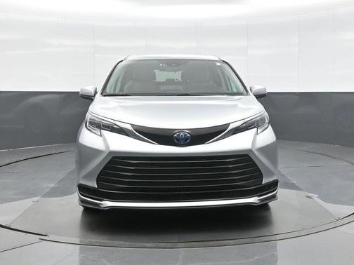 2024 Toyota Sienna LE