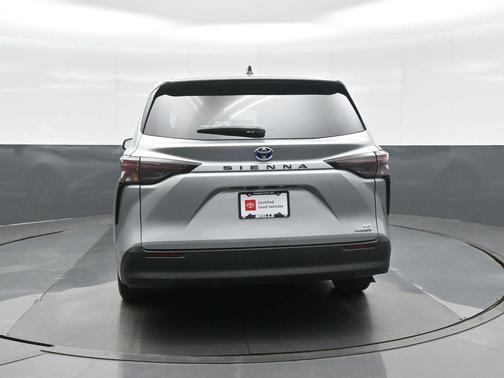 2024 Toyota Sienna LE