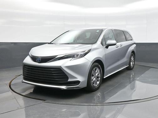 2024 Toyota Sienna LE