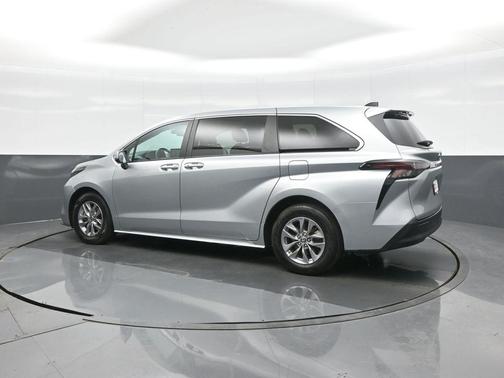 2024 Toyota Sienna LE