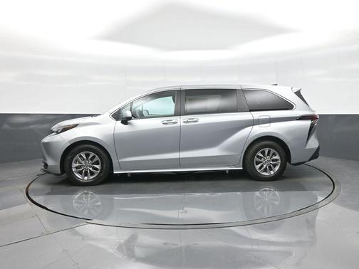 2024 Toyota Sienna LE