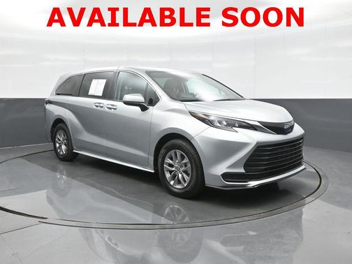 2024 Toyota Sienna LE