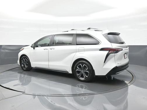 Wind Chill Pearl 2025 Toyota Sienna Platinum