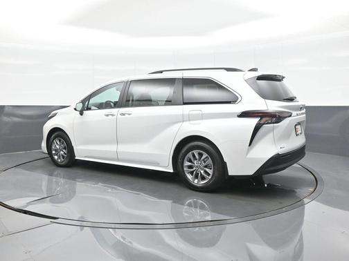 Wind Chill Pearl 2026 Toyota Sienna XLE
