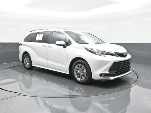 Wind Chill Pearl 2026 Toyota Sienna XLE
